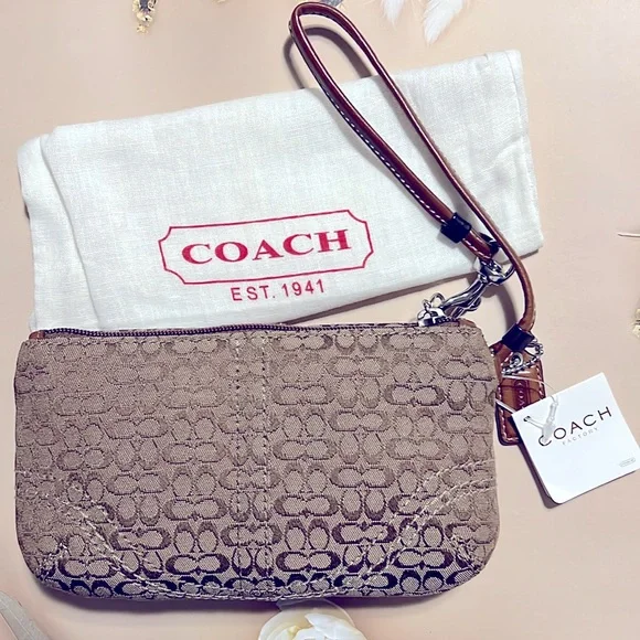 🌺 NWT COACH SOHO MINI SIGNATURE   WRISTLET F41515 KHAKI TOFFEE - Picture 2 of 8